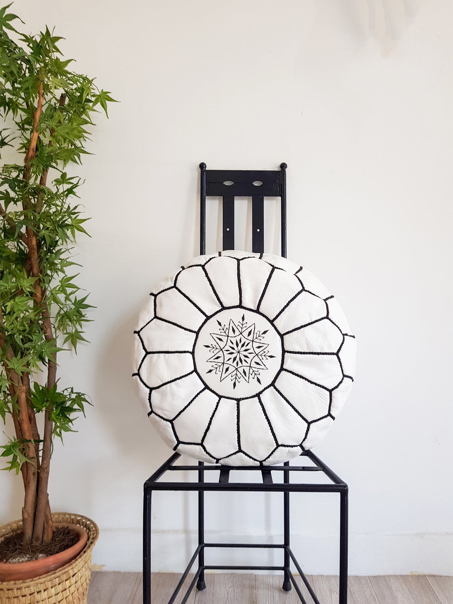 POUF EN CUIR BLANC