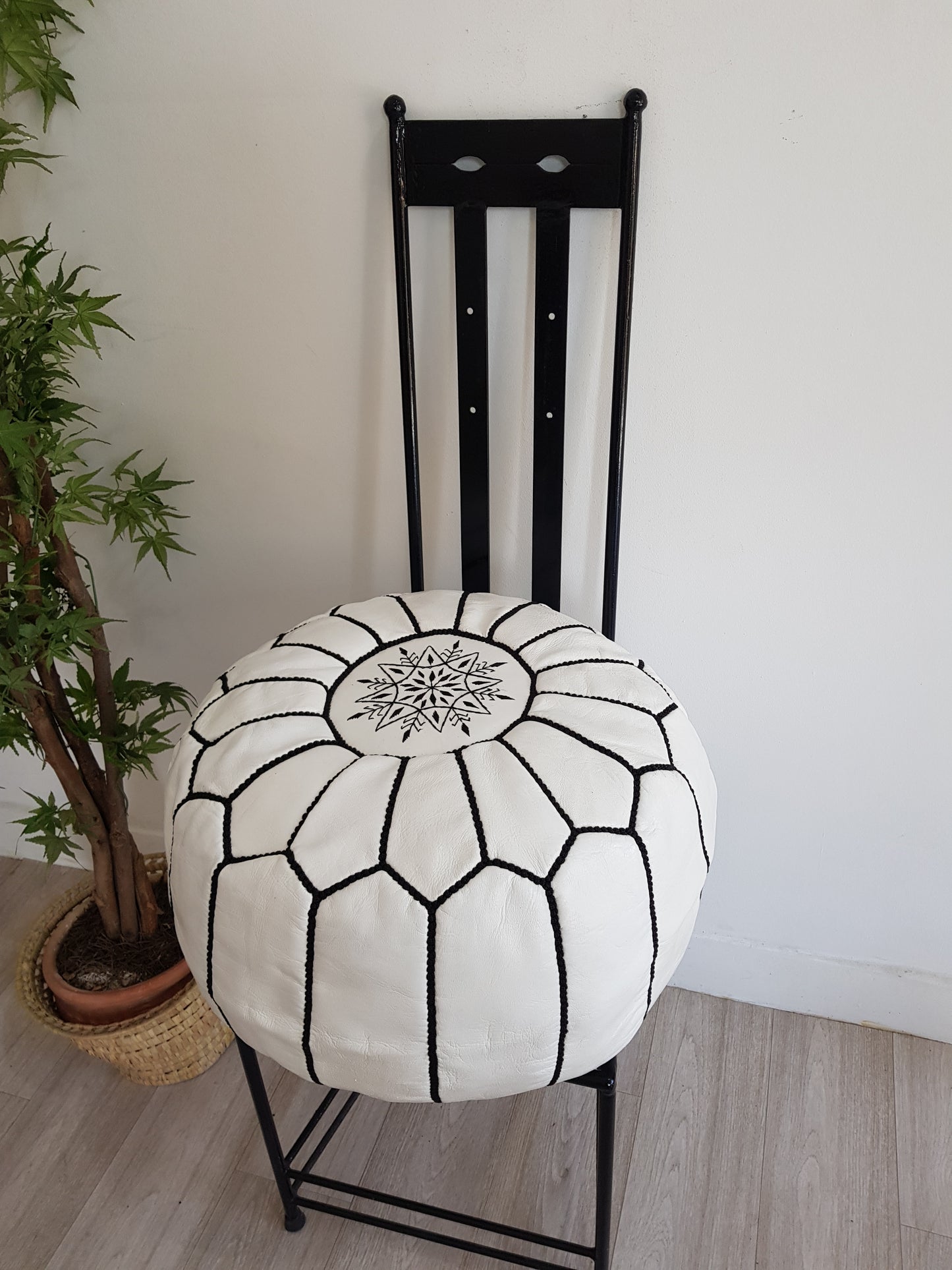 POUF EN CUIR BLANC