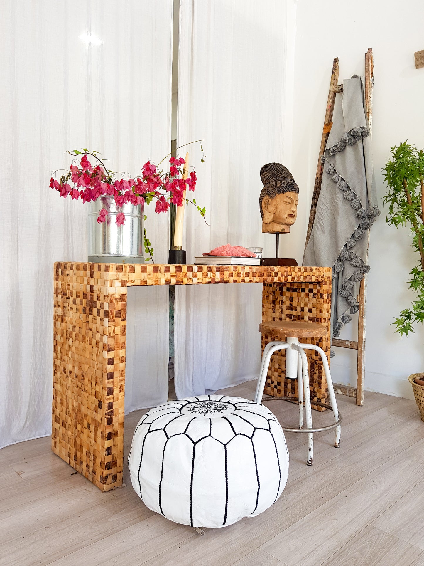 POUF EN CUIR BLANC