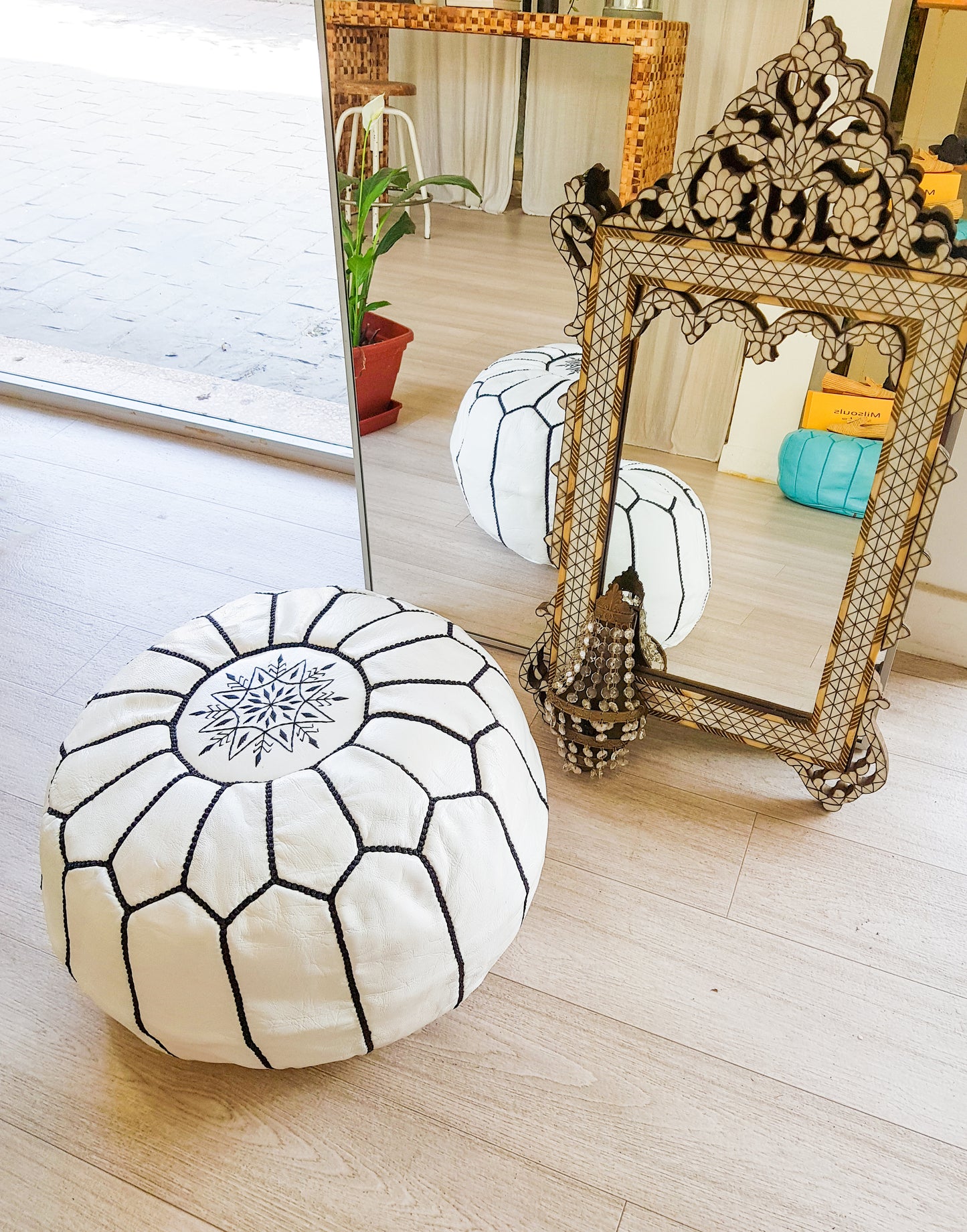 POUF EN CUIR BLANC