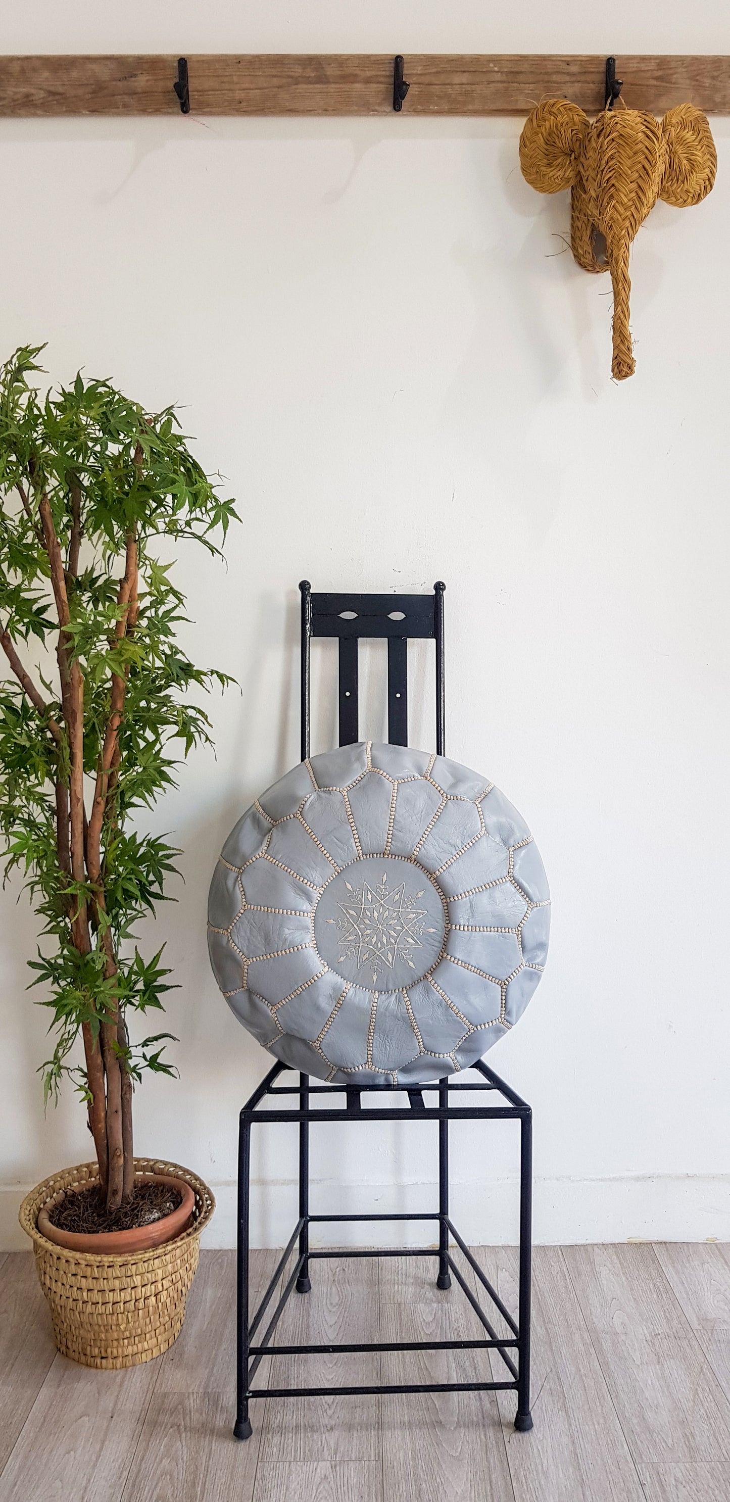 POUF EN CUIR GRIS