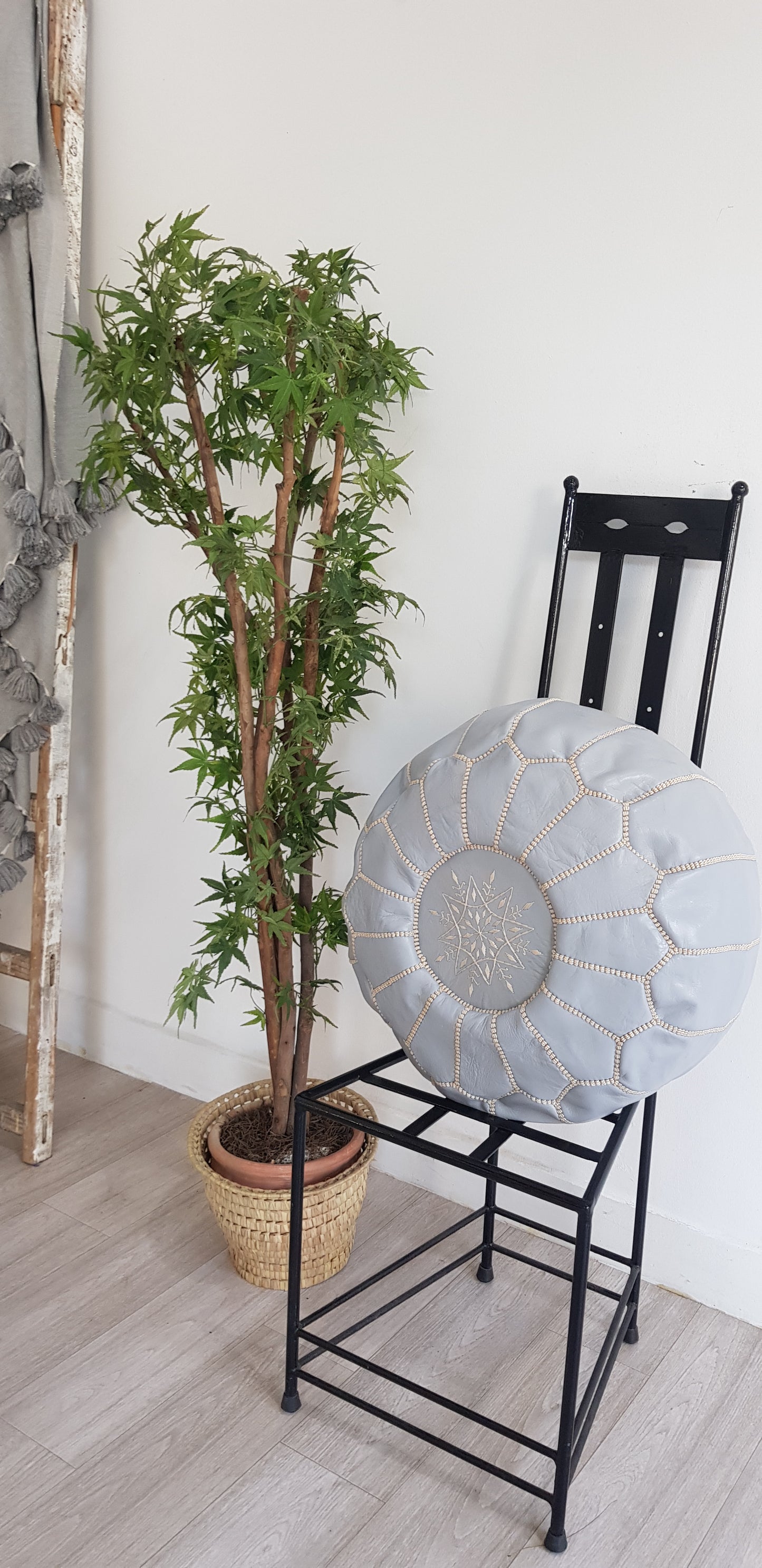 POUF EN CUIR GRIS