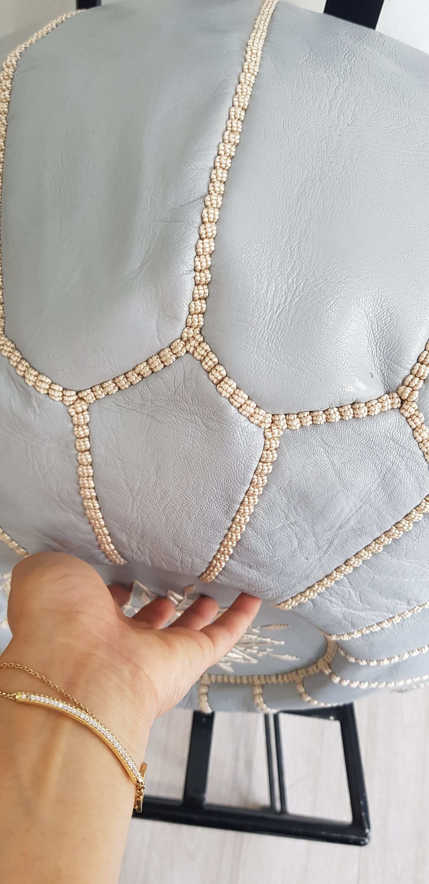 POUF EN CUIR GRIS