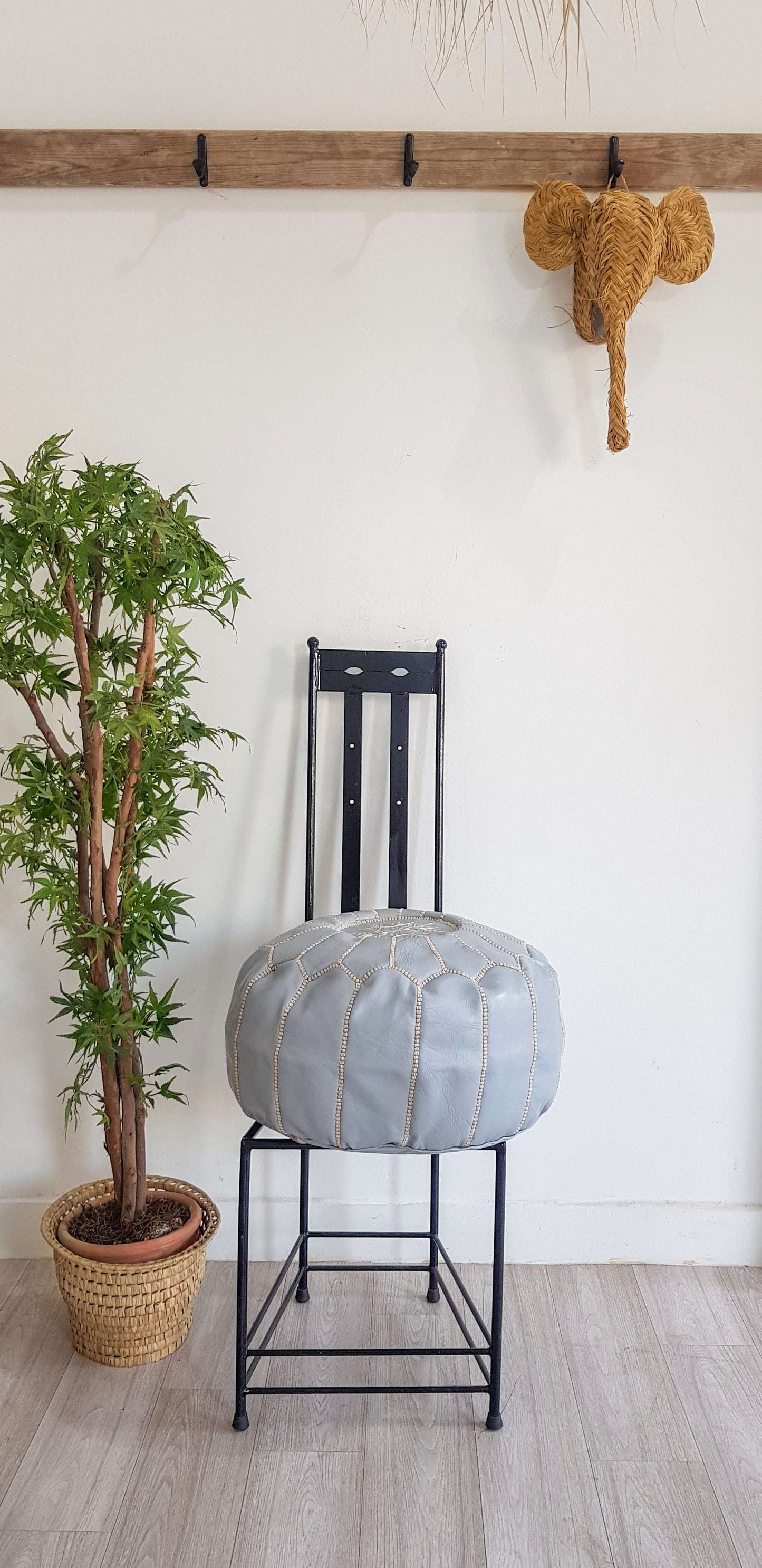 POUF EN CUIR GRIS