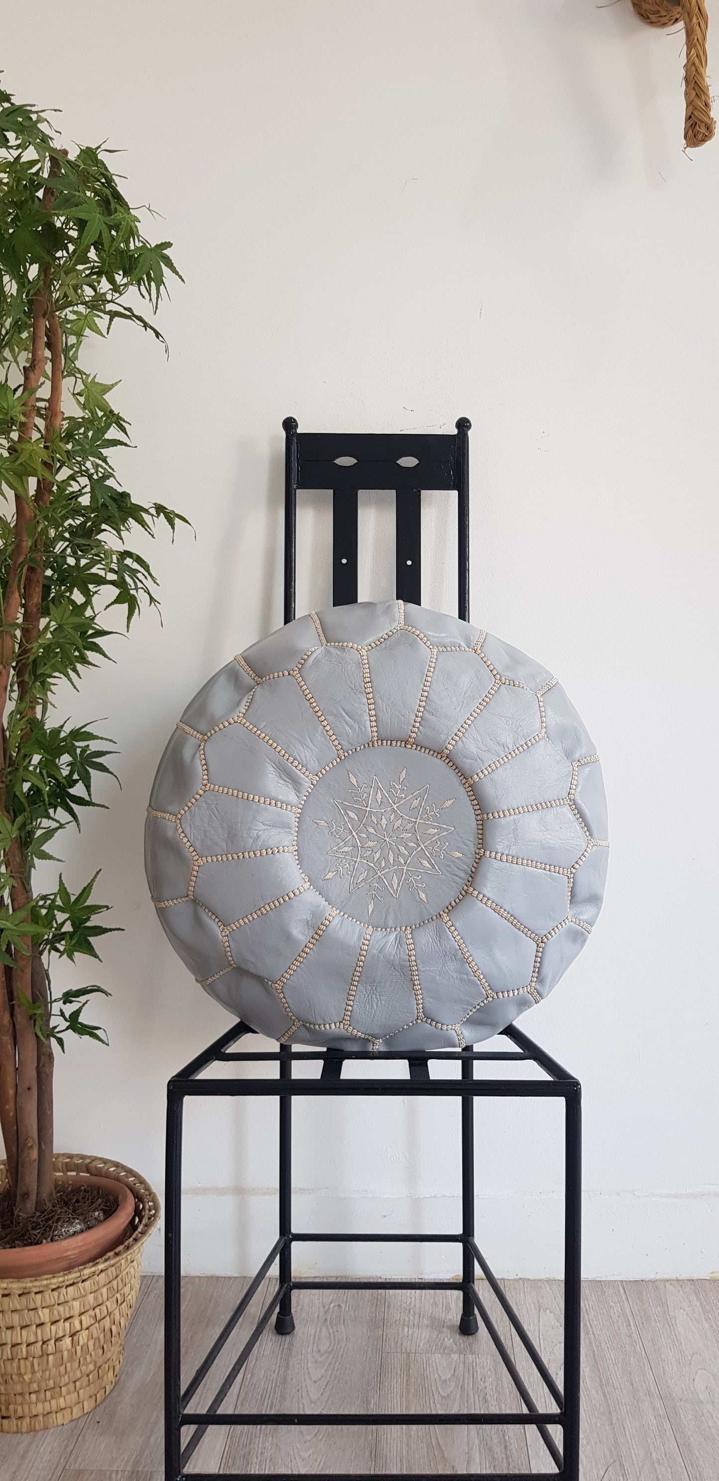 POUF EN CUIR GRIS