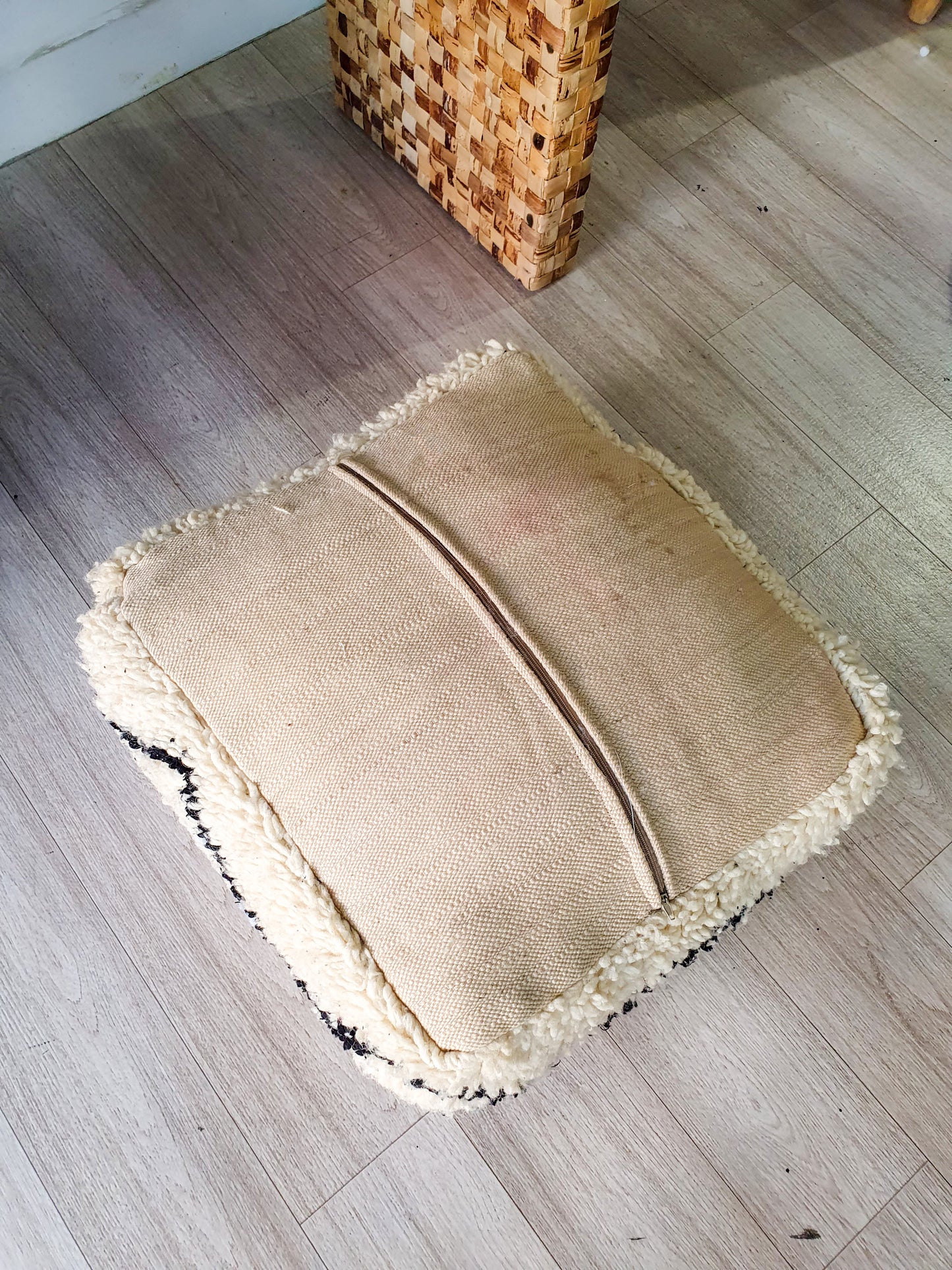 POUF DE SOL CRÉMEUX EN LAINE