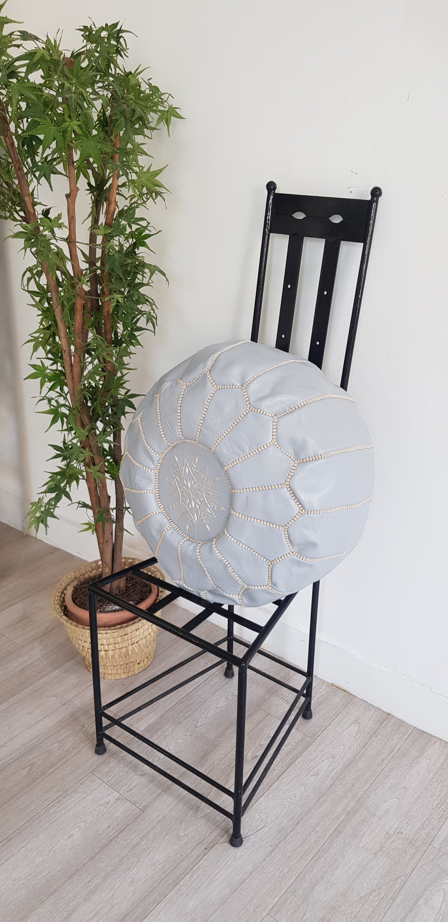 POUF EN CUIR GRIS